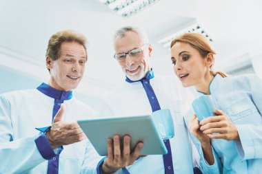 Compreendendo o processo de envelhecimento do óleo isolante de transformadores Compreendendo o processo de envelhecimento do óleo isolante de transformadores