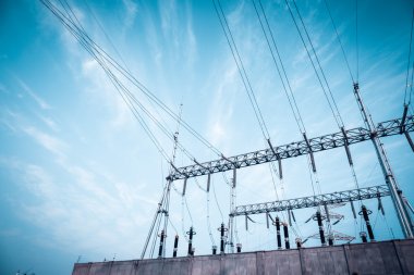 4 Differences Between Single-phase & Three-phase Transformers 4 Differences Between Single-phase & Three-phase Transformers