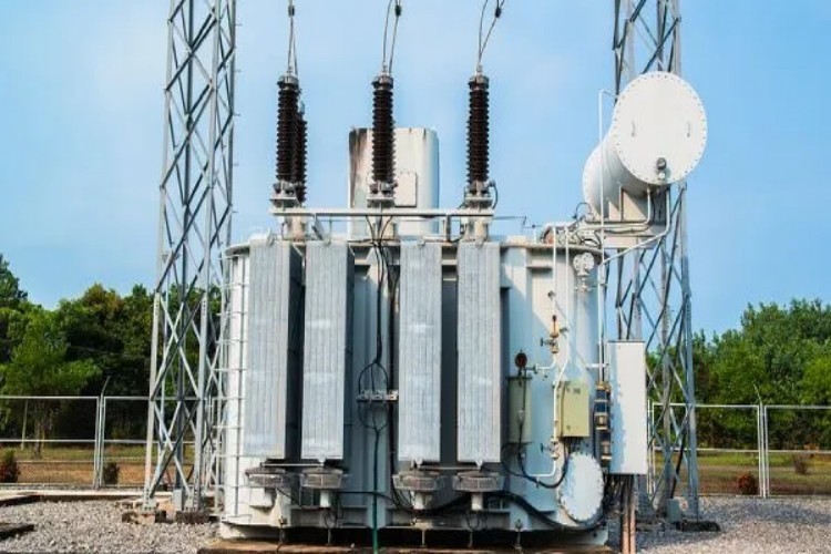 تعد المحولات مكونات مهمة للأنظمة الكهربائية الحديثة، مما يضمن توزيع الطاقة بكفاءة عبر الصناعات. نظرًا لدورها الحيوي، يعد اختبار المحولات ضروريًا للحفاظ على الموثوقية والسلامة والأداء طوال عمرها التشغيلي ويمكن تشبيهه بحلول أخرى مفيدة بنفس القدر مثل إعادة لف المحركات الكهربائية. ينقسم الاختبار عادةً إلى ثلاث فئات رئيسية: التشغيل، والفحص الروتيني، والاختبار التشخيصي. يخدم كل منها أغراضًا مختلفة ويتضمن منهجيات محددة لمعالجة نقاط الضعف المحتملة. يحدث التشغيل عند تركيب محول جديد. تتحقق هذه العملية من أداء المحول بعد النقل وتضمن توافقه مع مواصفات الشركة المصنعة. يعتبر دخول الرطوبة والضغط الجسدي أثناء النقل من الاهتمامات الشائعة التي يتم تناولها أثناء التشغيل. بالإضافة إلى ذلك، فإن التشغيل يضع خط أساس للأداء لإجراء مقارنات مستقبلية، مما يساعد في الكشف المبكر عن الأخطاء. تشمل الاختبارات الرئيسية أثناء التشغيل، على سبيل المثال لا الحصر، ما يلي: 1. اختبار عامل الطاقة يعد اختبار عامل الطاقة أداة تشخيصية مهمة تقوم بتقييم حالة العزل الكهربائي للمحول. ويحقق ذلك من خلال تطبيق جهد معروف وقياس تيار التسرب الناتج عن عيوب العزل. يمثل عامل القدرة جيب تمام زاوية الطور بين الجهد والتيار. من الناحية المثالية، سيكون عامل قدرة المحول صفرًا، مما يشير إلى عزل مثالي مع عدم وجود تيار تسرب. ومع ذلك، نظرًا لأنه لا يوجد عزل لا تشوبه شائبة، فمن المتوقع حدوث انحرافات صغيرة عن الصفر. 2. استجابة التردد العازل (DFR) واختبار عامل القدرة ذو التردد المتغير في حين أن اختبار عامل القدرة التقليدي لا يقدر بثمن، إلا أنه قد لا يقدم دائمًا صورة كاملة عن صحة عزل المحول الخاص بك. تعمل التقنيات المتقدمة مثل الاستجابة للترددات العازلة (DFR) واختبار معامل القدرة للتردد المتغير على سد هذه الفجوة. اختبار عامل القدرة ذو التردد المتغير: تكمل هذه الطريقة اختبارات عامل القدرة التقليدية عن طريق تحديد عامل تصحيح درجة الحرارة الفردية (ITC) للنظام. تسمح قيم ITC الدقيقة للمهندسين بتطبيع نتائج الاختبار عبر درجات حرارة مختلفة، مما يحسن موثوقية التشخيص. استجابة التردد العازل (DFR): يعد اختبار DFR أداة قوية لتشخيص الرطوبة والعزل. ومن خلال تحليل كيفية تغير خصائص العزل الكهربائي عبر نطاق من الترددات، يقدم هذا الاختبار تقييمًا تفصيليًا لمحتوى رطوبة العزل وموصلية الزيت. لا تؤدي مستويات الرطوبة العالية إلى تقليل قدرة المحول على التعامل مع الأحمال فحسب، بل تعمل أيضًا على تسريع عملية التقادم، مما يؤكد أهمية إدارة الرطوبة بشكل استباقي. 3. اختبار نسبة دوران المحولات (TTR) يضمن اختبار TTR أن المحول يحافظ على النسبة الصحيحة من المنعطفات الأولية إلى الثانوية - وهو عامل حاسم للوظيفة المناسبة. إنه يتحقق من أن نسبة دورات المحول متوافقة مع مواصفات التصميم، مما يسمح للمحول برفع الجهد أو خفضه بدقة. يمكن أن يكشف هذا الاختبار أيضًا عن المنعطفات المختصرة أو اللفات المفتوحة، أو توصيلات اللف غير الصحيحة، أو عيوب التصنيع أو التلف الميكانيكي. 4. اختبار مقاومة اللف، التصميم السيئ، أخطاء التصنيع، تلف النقل، العوامل البيئية، والحمولة الزائدة يمكن أن تسبب جميعها أخطاء في اللف أو اتصالات معرضة للخطر. تعمل اختبارات مقاومة اللف على قياس مقاومة اللفات لتحديد هذه العيوب والتحقق من سلامة التوصيلات الداخلية. على وجه التحديد، يمكنه اكتشاف اللفات القصيرة أو المفتوحة، والوصلات السائبة في الوصلات الملحومة أو المفاتيح، والتدهور في الاتصالات الميكانيكية أو الكهربائية. بشكل عام، لا يضمن اختبار مقاومة اللف التشغيل السليم للمحولات فحسب، بل يوفر أيضًا راحة البال من خلال التأكد من أن جميع التوصيلات آمنة وأن مقاومة العزل قوية. 5. اختبار التيار المثير يعد اختبار التيار المثير إجراءً تشخيصيًا حاسمًا يستخدم لتحديد العيوب في قلب المحول وملفاته. من خلال قياس وتسجيل القيم الحالية لإثارة الطور الفردي، يمكن أن يكشف هذا الاختبار عن مجموعة من المشكلات، بما في ذلك جهات اتصال مبدل الصنبور السائبة، والمنعطفات المفتوحة القصيرة، والأسلاك غير المناسبة. يتم إجراء الاختبار عادةً على الملف عالي الجهد للتخفيف من تدفق التيار أثناء القياس. بالنسبة للمحولات ثلاثية الطور، يتم إجراء القياسات على مرحلة واحدة في كل مرة لضمان الدقة ومنع التداخل 6. اختبار انهيار العزل الكهربائي على عينات الزيت تلعب سوائل المحولات العازلة النظيفة أو الزيت دورًا حاسمًا في ضمان التشغيل الفعال والعزل. مع مرور الوقت، يمكن أن تتراكم الملوثات مثل الرطوبة والغازات والجسيمات الصلبة، مما يؤدي إلى تدهور جودة الزيت وتقليل فعالية العزل. يتضمن هذا الاختبار استخراج عينة من زيت المحولات، وتطبيق جهد اختبار بين قطبين كهربائيين داخل العينة، وزيادة الجهد تدريجيًا حتى يحدث عطل كهربائي. تتم بعد ذلك مقارنة قيمة جهد الانهيار بمعايير الصناعة لتقييم حالة الزيت وتحديد ما إذا كانت هناك حاجة للصيانة لاستعادة جودة الزيت. 7. اختبار نسبة CT للجلبة بالنسبة لمحولات التيار البطانة، يحدد هذا الاختبار نسبة اللفات الأولية إلى الثانوية، على غرار اختبار نسبة دوران المحولات (TTR). فهو يتحقق مما إذا كانت نسبة الجلبة تتوافق مع المواصفات، مما يساعد على اكتشاف مشكلات مثل توصيلات الملفات غير الصحيحة أو عيوب التصنيع. تضمن نسب CT الدقيقة للبطانة النقل المناسب للطاقة، مما يحافظ على الكفاءة والموثوقية الشاملة للمحول. 8. فقدان مانع الصواعق واختبار التيار يعتبر مانع الصواعق مكونًا حاسمًا في المحولات الحديثة، وهو مصمم للحماية من عابرات الجهد الزائد الناتجة عن ضربات البرق، أو زيادة التيار، أو الاضطرابات الكهربائية الأخرى. تعمل هذه الأجهزة كعوازل في الظروف العادية، ولكنها تقوم بأمان بتحويل الجهد الزائد إلى الأرض عند الحاجة. يوفر قياس خسائر مانع الصواعق (بالواط) والتيار باستخدام اختبار عامل الطاقة مؤشرًا موثوقًا لحالته. يساعد هذا الاختبار في تحديد التلوث أو التدهور في مانع الصواعق لديك. في حين أن هذا الاختبار لا يقيس بشكل مباشر قدرة مانع التسرب على الأرض، إلا أنه بمثابة إنذار مبكر لفشل العزل. إذا تم اختراق العزل، فمن المحتمل أن تكون قدرة التأريض ضعيفة أيضًا. الفحص الروتيني تعتبر الصيانة الروتينية أو الوقائية ضرورية لضمان صحة المحولات والكفاءة التشغيلية. ومع ذلك، فإن إجراء كل اختبار متاح ليس عمليًا ولا فعالاً من حيث التكلفة. وبدلاً من ذلك، يجب أن يكون التركيز على تصميم استراتيجية الاختبار وفقًا للاحتياجات المحددة للمحول وسياقه التشغيلي. بعض الأسئلة الرئيسية لتوجيه اختيار الاختبار هي: هل تعالج مشكلة معينة؟ هل تقوم بإجراء تقييم عام لاستباق المشاكل المحتملة؟ بمجرد أن يكون الغرض من الصيانة واضحا، اختر من الاختبارات الموضحة سابقا. الاختبار التشخيصي يعد الاختبار التشخيصي ضروريًا عند تحديد أو استكشاف مشكلات معينة في المحولات وإصلاحها. في حين أن جميع الاختبارات الكهربائية مطروحة نظريًا، فإن المفتاح يكمن في اختيار الاختبارات الأكثر صلة بالأعراض أو الحالات المطروحة. خطوات التشخيص الفعال: 1. قم بمراجعة الأداء التشغيلي للمحول وتاريخ الاختبار. 2. مراعاة الأنظمة التي تعتمد على المحول والمعلومات التي توفرها. 3. حدد الاختبارات التي تتوافق مع الأعراض الملحوظة وسجلات الصيانة السابقة. الاختبارات المتاحة: بالإضافة إلى ترسانة الاختبارات المحتملة المذكورة أعلاه، قد تتطلب السيناريوهات التشخيصية تقييمات متخصصة، مثل: اختبار التفريغ الجزئي: يكتشف التفريغ الجزئي الناتج عن فقاعات الهواء أو فجوات العزل. على الرغم من انخفاض الطاقة، فإن هذه التفريغات تولد إجهادًا حراريًا يمكن أن يؤدي إلى تسريع تقادم العزل أو التسبب في تلفه. اختبار استجابة التردد للفقدان الضائع: يحدد هذا الاختبار حالات الدائرة القصيرة داخل حزم الموصلات ويقيم المكونات الهيكلية التي تساهم في تدفق التسرب. إنه مفيد بشكل خاص لتقييم السلامة الميكانيكية لللفات والتجمعات الأساسية. يعد اختبار المحولات أمرًا ضروريًا لضمان موثوقية وكفاءة وسلامة الأنظمة الكهربائية. تتحقق اختبارات التشغيل من الأداء الأولي والسلامة، وتحافظ الاختبارات الروتينية على معايير التشغيل، وتتنبأ الاختبارات التشخيصية بحالات الفشل المحتملة وتخفف منها. تشكل مراحل الاختبار هذه معًا نهجًا شاملاً لإدارة دورة الحياة، وحماية المحولات ضد المشكلات غير المتوقعة، وتحسين أدائها على المدى الطويل.