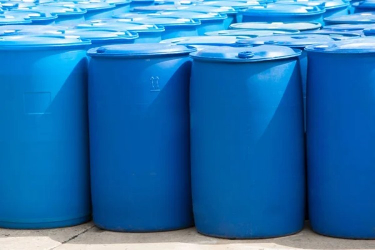 1749191641153633.jpg depositphotos_197502716-stock-photo-planta-química-tambores-de-almacenamiento-de-plástico.jpg