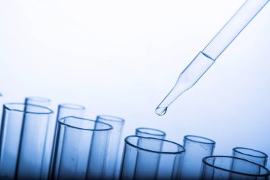 1729825268995016.jpg depositphotos_439390774-foto-de-stock-gota-de-aceite-esencial-líquido-químico.jpg