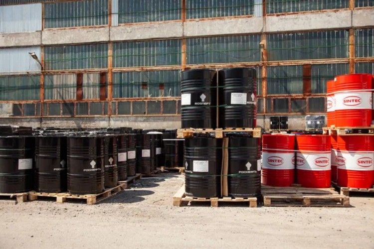 Em 4 de agosto, três lotes de produtos petrolíferos de transformadores de conversor produzidos pela Karamay PetroChemical Company que atendem aos mais recentes padrões internacionais foram usados ​​no exterior no Brasil, Paquistão e outros