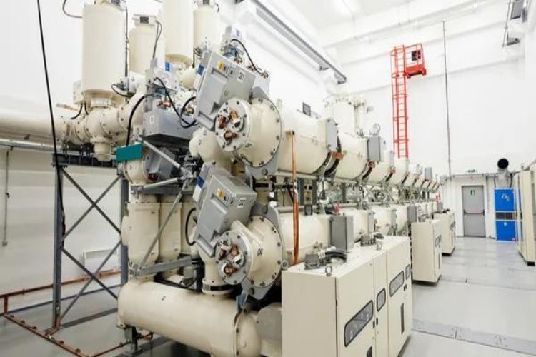 ¿Por qué la calificación de transformador en KVA? En el ámbito de la ingeniería eléctrica, los transformadores juegan un papel fundamental en los sistemas de distribución de energía. Una pregunta común que a menudo surge es: "¿Por qué los transformadores están clasificados en Kilovolt-Americes (KVA) en lugar de los kilovatios más familiares (KW)?" Esta elección de calificación no es arbitraria, sino más bien el resultado de las características únicas y los requisitos operativos de los transformadores. Comprender el razonamiento detrás de este sistema de calificación proporciona información valiosa sobre el diseño, la operación y la aplicación de estos dispositivos eléctricos esenciales. La naturaleza de los transformadores transformadores son dispositivos eléctricos estáticos que transfieren energía eléctrica de un circuito a otro a través de la inducción electromagnética. Se utilizan principalmente para aumentar o bajar los niveles de voltaje mientras mantienen la frecuencia de la corriente alterna (CA). A diferencia de los dispositivos activos, como los generadores o motores, los transformadores no consumen ni generan energía eléctrica. En cambio, simplemente transfieren la potencia del lado primario al lado secundario con pérdidas mínimas en condiciones ideales. El poder aparente y la calificación de KVA la clasificación de un transformador en KVA representa su aparente capacidad de potencia. La potencia aparente (s) es la suma vectorial de potencia real (p) y potencia reactiva (q) en un circuito de CA y se calcula utilizando la fórmula \ (s = vi \), donde \ (v \) es el voltaje y \ (i \) es la corriente. Por el contrario, la potencia real (medida en KW) representa la potencia real consumida por una carga para realizar un trabajo útil y se calcula como \ (p = vi \ cos \ theta \), donde \ (\ cos \ theta \) es el factor de alimentación de la carga. El factor de potencia (\ (\ cos \ theta \)) de una carga puede variar ampliamente dependiendo de la naturaleza de la carga. Por ejemplo, las cargas resistivas como las bombillas incandescentes tienen un factor de potencia de 1 (o 100%), lo que significa que toda la potencia aparente se convierte en potencia real. Sin embargo, las cargas inductivas como los motores y los transformadores en sí, así como las cargas capacitivas, tienen un factor de potencia inferior a 1. Esto significa que una parte de la potencia aparente se usa para crear campos magnéticos o eléctricos y no contribuye al trabajo útil. Dado que un transformador puede suministrar energía a una variedad de cargas con diferentes factores de energía, calificarlo en KVA proporciona una medida más completa de su capacidad de manejo de potencia. Al especificar la calificación de KVA, los ingenieros y operadores conocen el voltaje y la corriente máximos que el transformador puede manejar independientemente del factor de potencia de la carga. Esto permite una mayor flexibilidad en el diseño y funcionamiento de los sistemas eléctricos. Separación de potencia real y reactiva Otra razón para usar KVA, ya que la unidad de calificación es distinguir claramente entre el poder real y reactivo. La potencia real se disipa como calor, trabajo mecánico u otras formas de energía útil, mientras que la potencia reactiva se almacena y luego se libera nuevamente en el circuito durante cada ciclo de la forma de onda de CA. Los transformadores están diseñados para manejar la potencia real y reactiva, y su clasificación KVA refleja esta capacidad combinada. Al separar los conceptos de potencia real y reactiva, la calificación KVA ayuda en el tamaño y selección adecuados de transformadores. Si los transformadores se clasificaran en KW, sería difícil explicar los requisitos de potencia reactiva de la carga, lo que lleva a una posible sobrecarga o subutilización del transformador. La calificación de KVA asegura que el transformador pueda manejar la demanda de energía total, incluidos los componentes reales y reactivos, sin exceder sus límites de diseño. Las pérdidas de transformadores y los transformadores de eficiencia tienen pérdidas inherentes, principalmente en forma de pérdidas de cobre (debido a la resistencia de los devanados) y las pérdidas de hierro (debido a la histéresis y las corrientes de remolino en el núcleo). Estas pérdidas son independientes del factor de potencia de la carga y están directamente relacionadas con los niveles de corriente y voltaje en el transformador. La calificación de KVA tiene en cuenta estas pérdidas y proporciona una medida de la potencia total que el transformador puede transferir. Al conocer la calificación KVA y la carga real conectada al transformador, los ingenieros pueden calcular la eficiencia del transformador y garantizar que funcione dentro de su rango óptimo. Esto es crucial para minimizar las pérdidas de energía y mejorar el rendimiento general del sistema eléctrico. La estandarización y la compatibilidad utilizando KVA como la calificación estándar para los transformadores también promueve la estandarización y la compatibilidad en la industria eléctrica. Permite una fácil comparación e intercambiabilidad de los transformadores de diferentes fabricantes. Independientemente del diseño o aplicación específica, se puede esperar que los transformadores con la misma calificación de KVA manejen niveles similares de voltaje y corriente, lo que facilita el diseño y mantenimiento de sistemas eléctricos. En conclusión, la calificación de transformadores en KVA es una práctica bien establecida en ingeniería eléctrica que se deriva de las características únicas y los requisitos operativos de estos dispositivos. La calificación KVA proporciona una medida integral de la capacidad de manejo de potencia de un transformador, teniendo en cuenta la potencia real y reactiva, al tiempo que tiene en cuenta las pérdidas y la promoción de la estandarización. Comprender por qué los transformadores se clasifican en KVA es esencial para cualquier persona involucrada en el diseño, operación o mantenimiento de sistemas eléctricos, ya que permite la toma de decisiones informadas y garantiza la operación eficiente y confiable de estos componentes críticos.